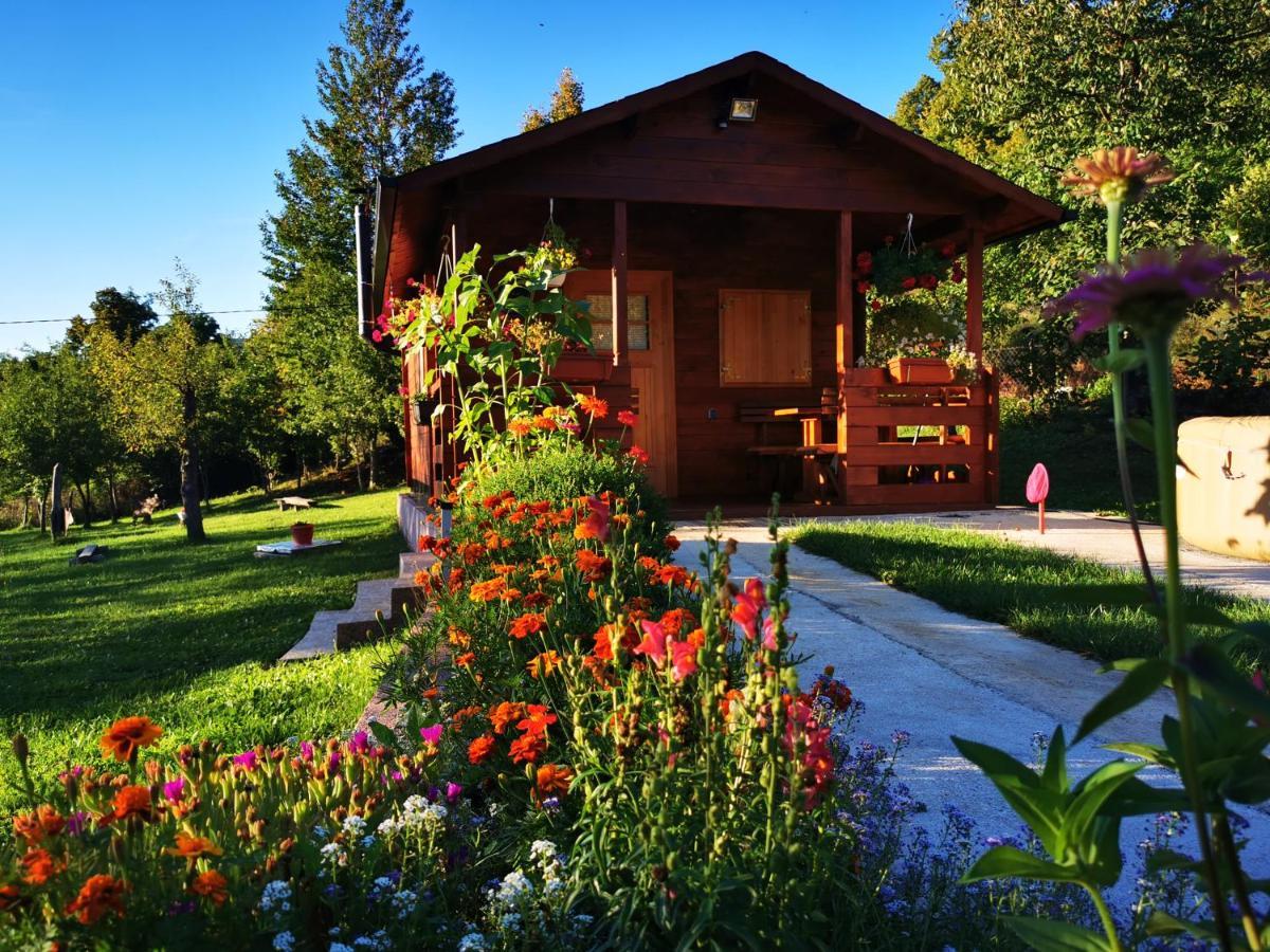 Cottage La Sierra With Jacuzzi Korenica Exterior photo
