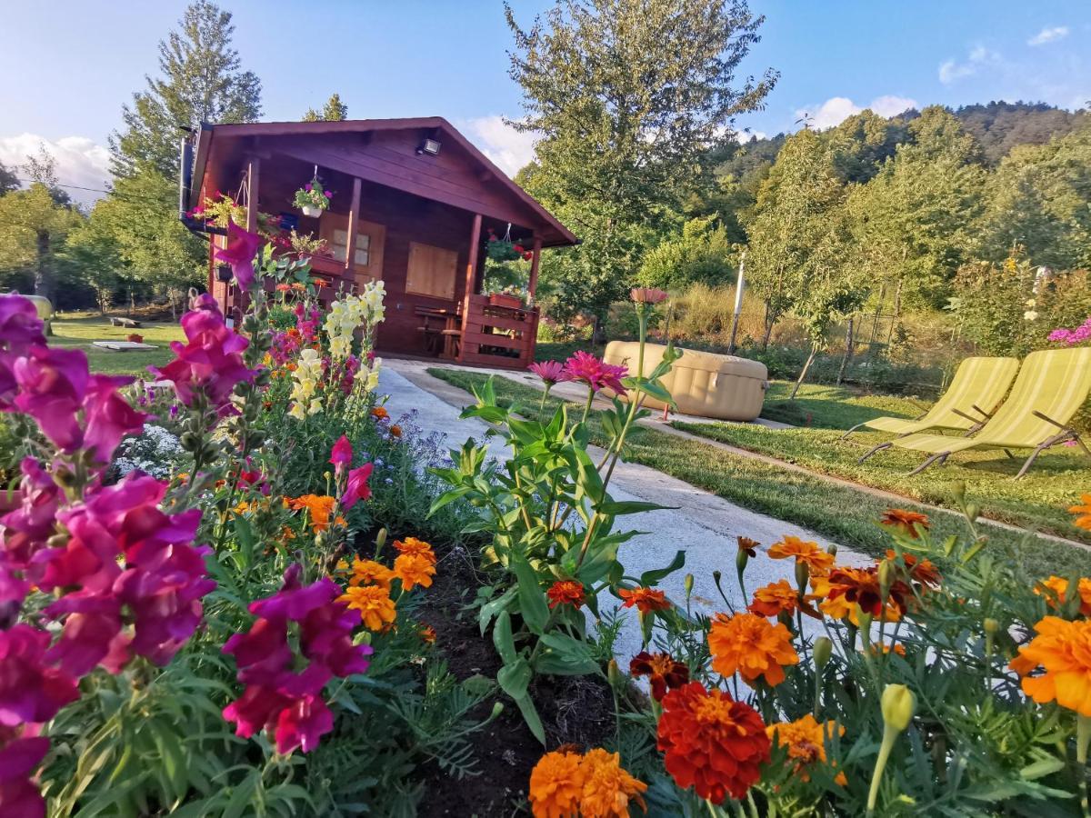 Cottage La Sierra With Jacuzzi Korenica Exterior photo