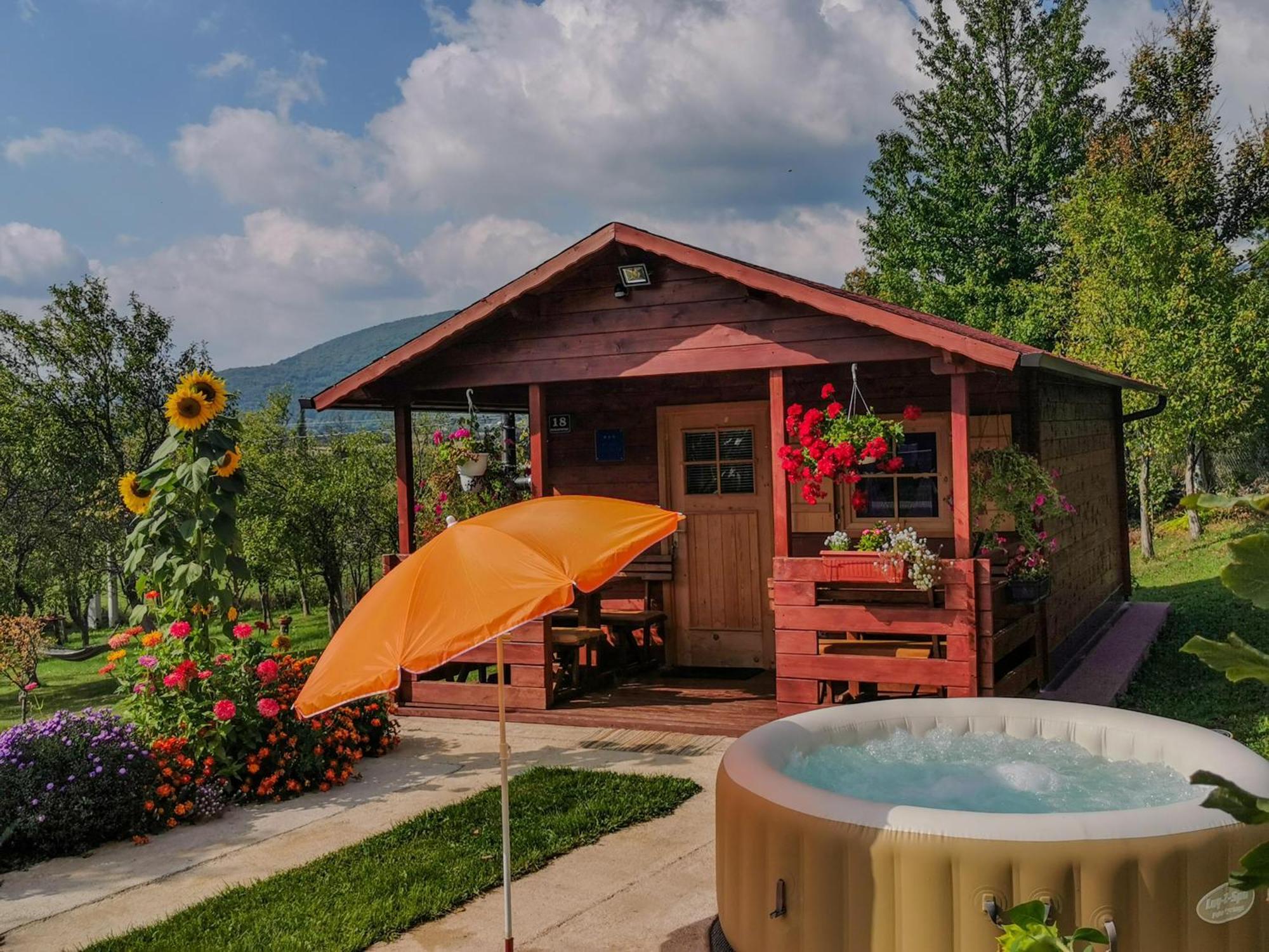 Cottage La Sierra With Jacuzzi Korenica Exterior photo